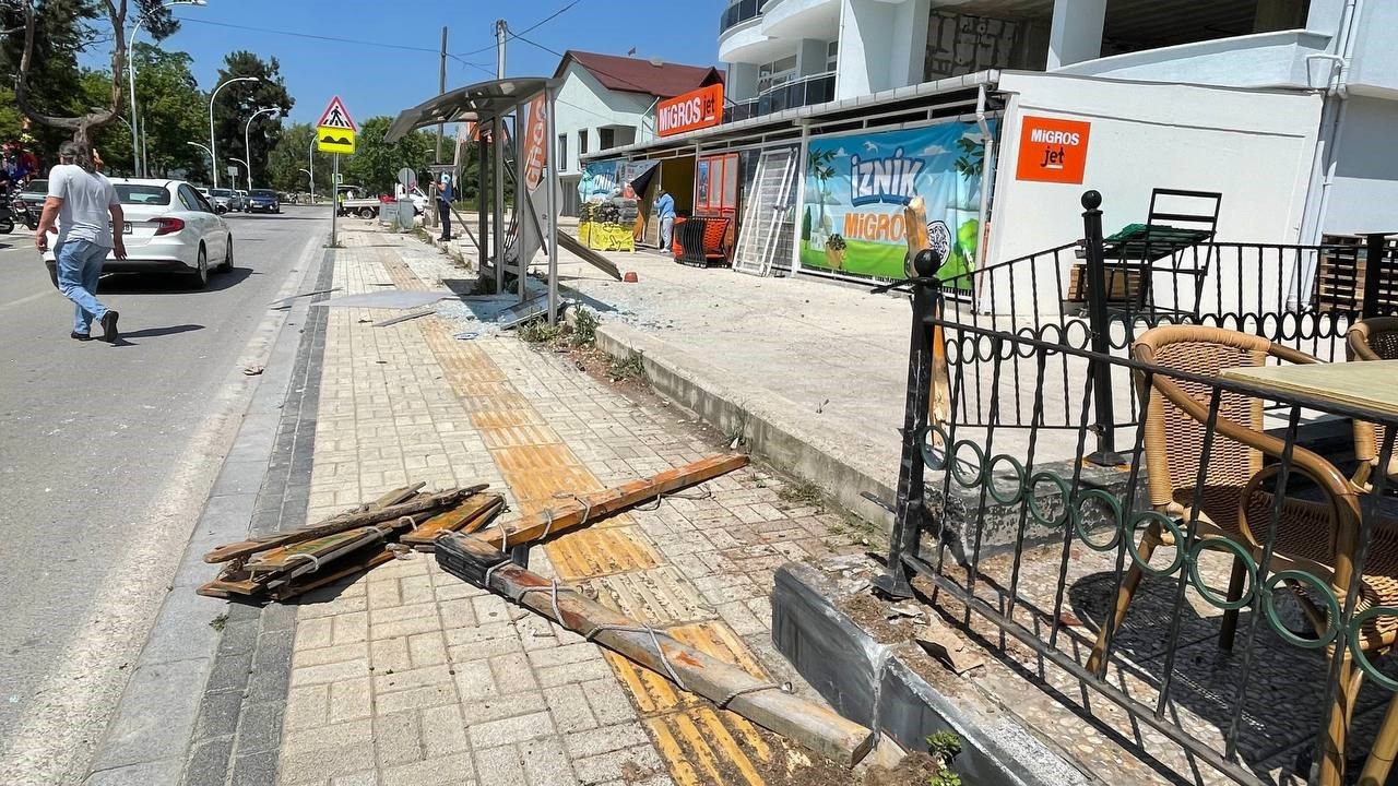 Kazaya karışan kamyonet 50 metre savrulup ünlü sanatçının evine böyle daldı