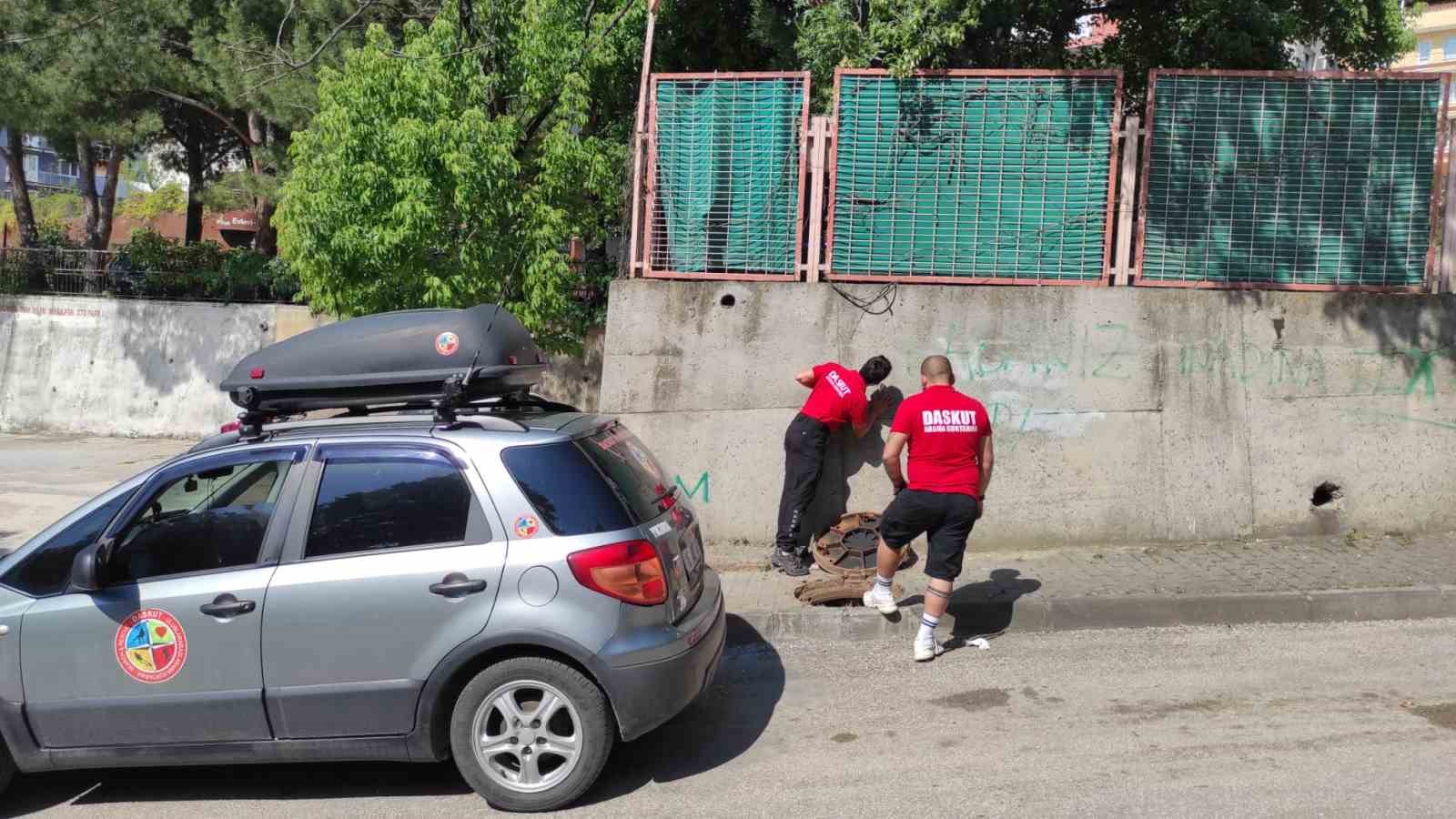 Yağmur borusuna sıkışan kedi 5 saatte kurtarıldı