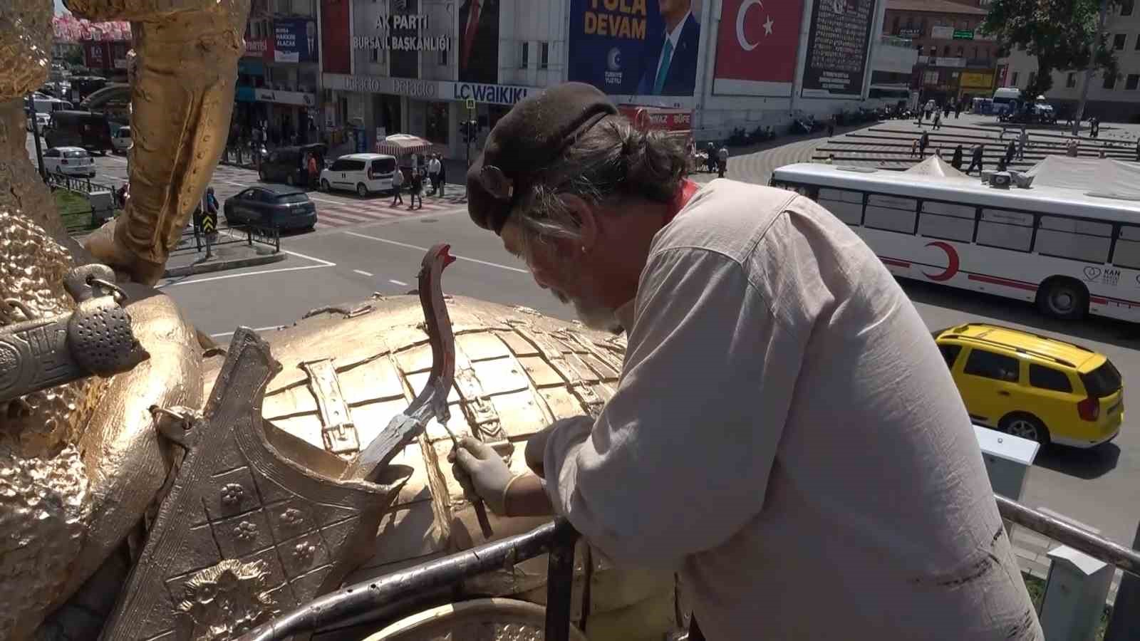 15 yıl önce yapılan ‘Osmangazi Heykeli’ yeni rengine kavuştu