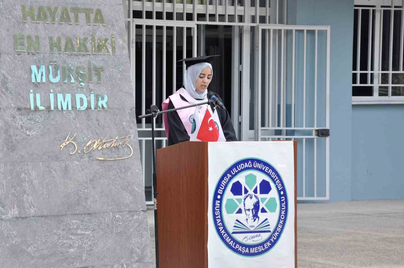 Savaştan kaçan Suriyeli öğrenci yüksekokulu birincilikle tamamladı