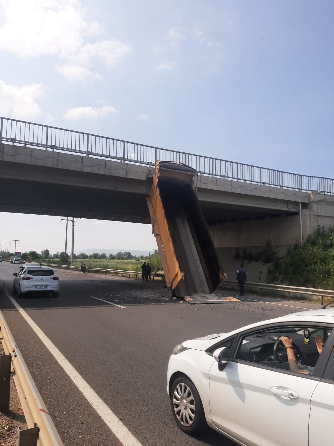 Damperi üst geçide çarpan kamyon şarampole uçtu: 1 yaralı