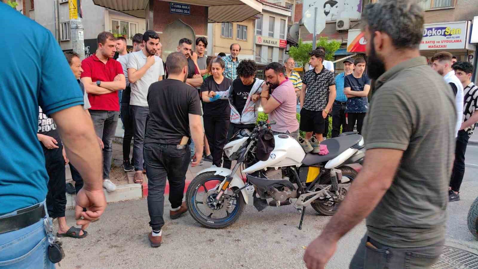 Otomobil ile çarpışan motosikletteki 2 kişi yaralandı