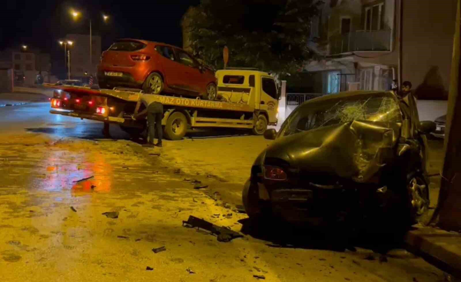 Bursa’da 2 otomobil kafa kafaya çarpıştı: 4 yaralı