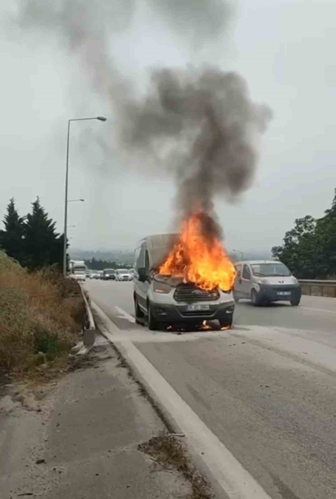 Seyir halindeki servis minibüsü alev alev yandı