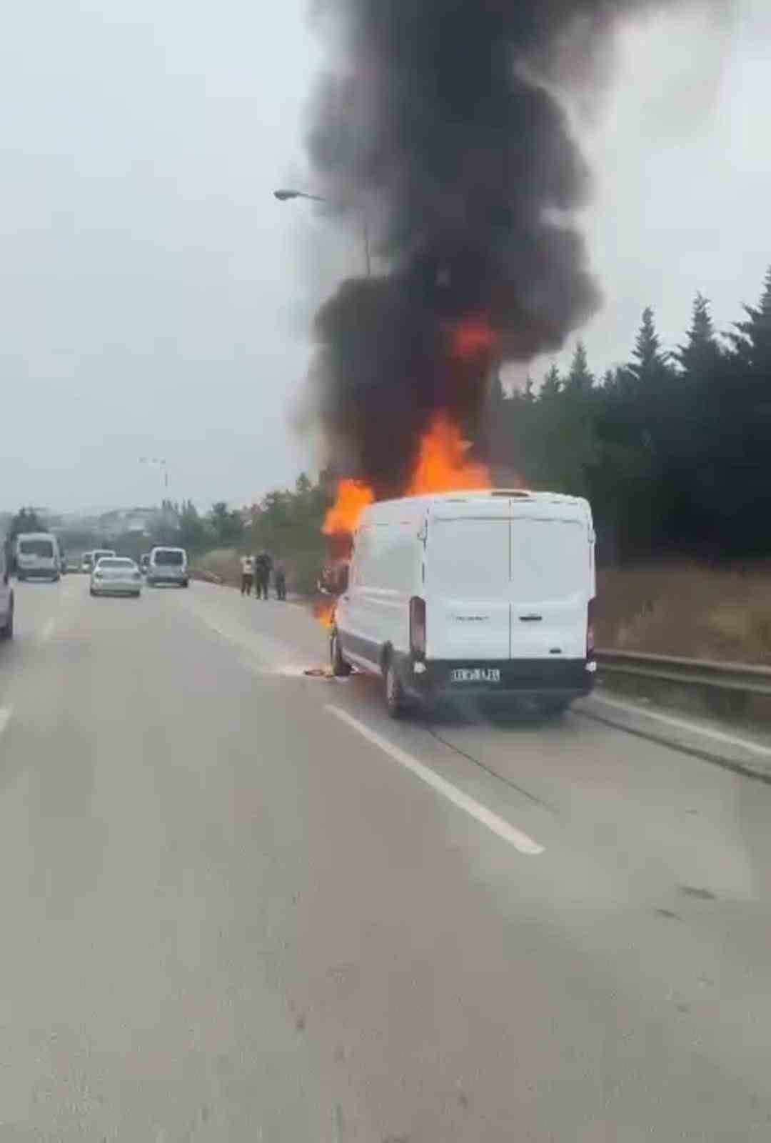 Seyir halindeki servis minibüsü alev alev yandı