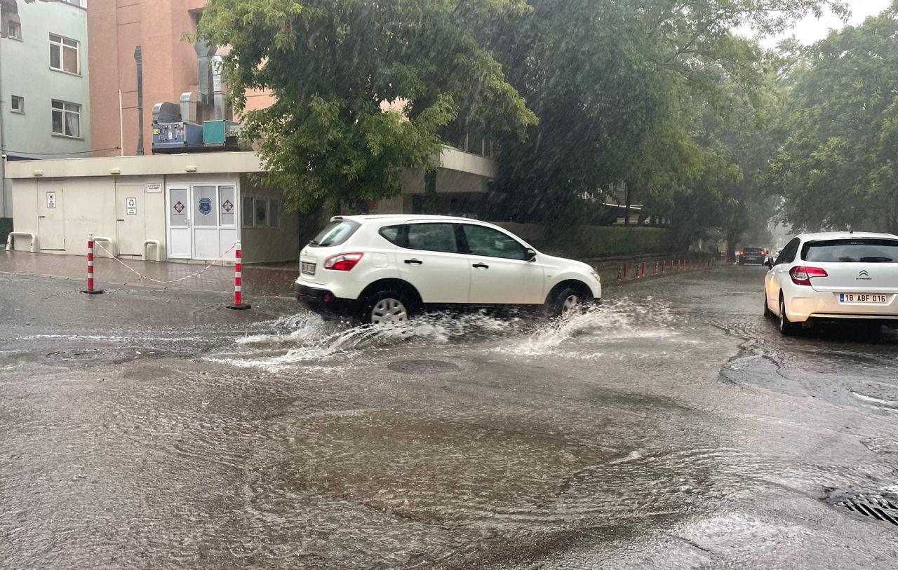 Başkentte can pazarı: Caddeler göle döndü, araçlar sürüklendi!