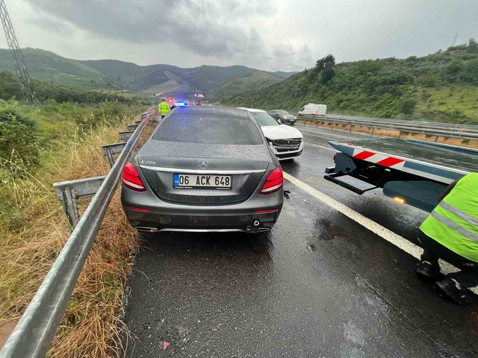 Otobanda araçlar birbirine girdi: 4 yaralı