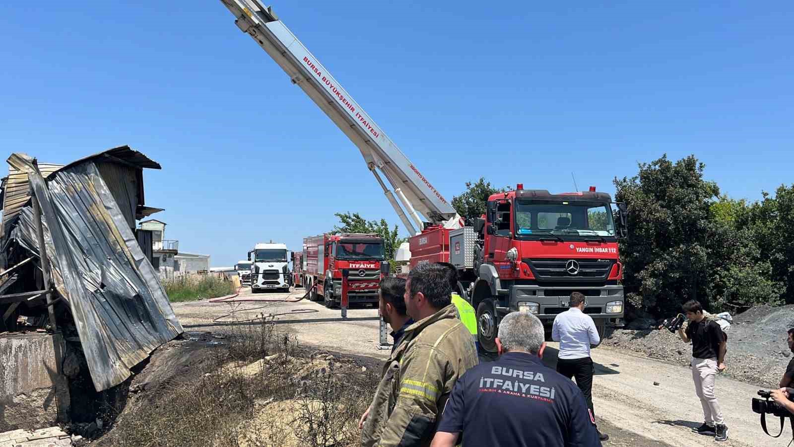 Bursa’da boya fabrikasında yangın: 2 yaralı