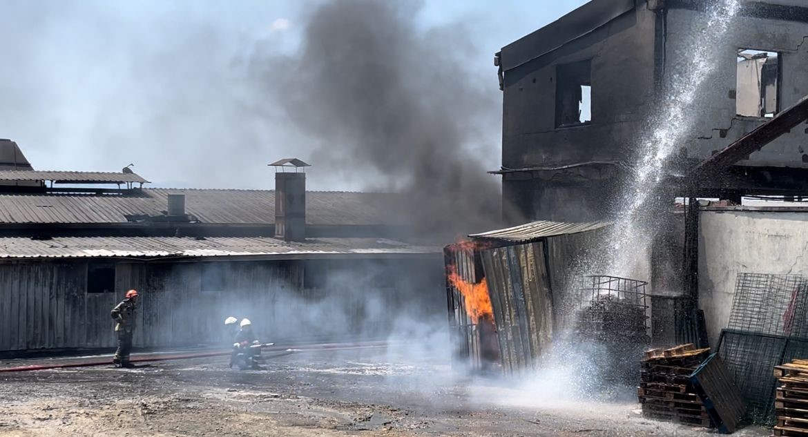 Bursa’da boya fabrikasında yangın: 2 yaralı