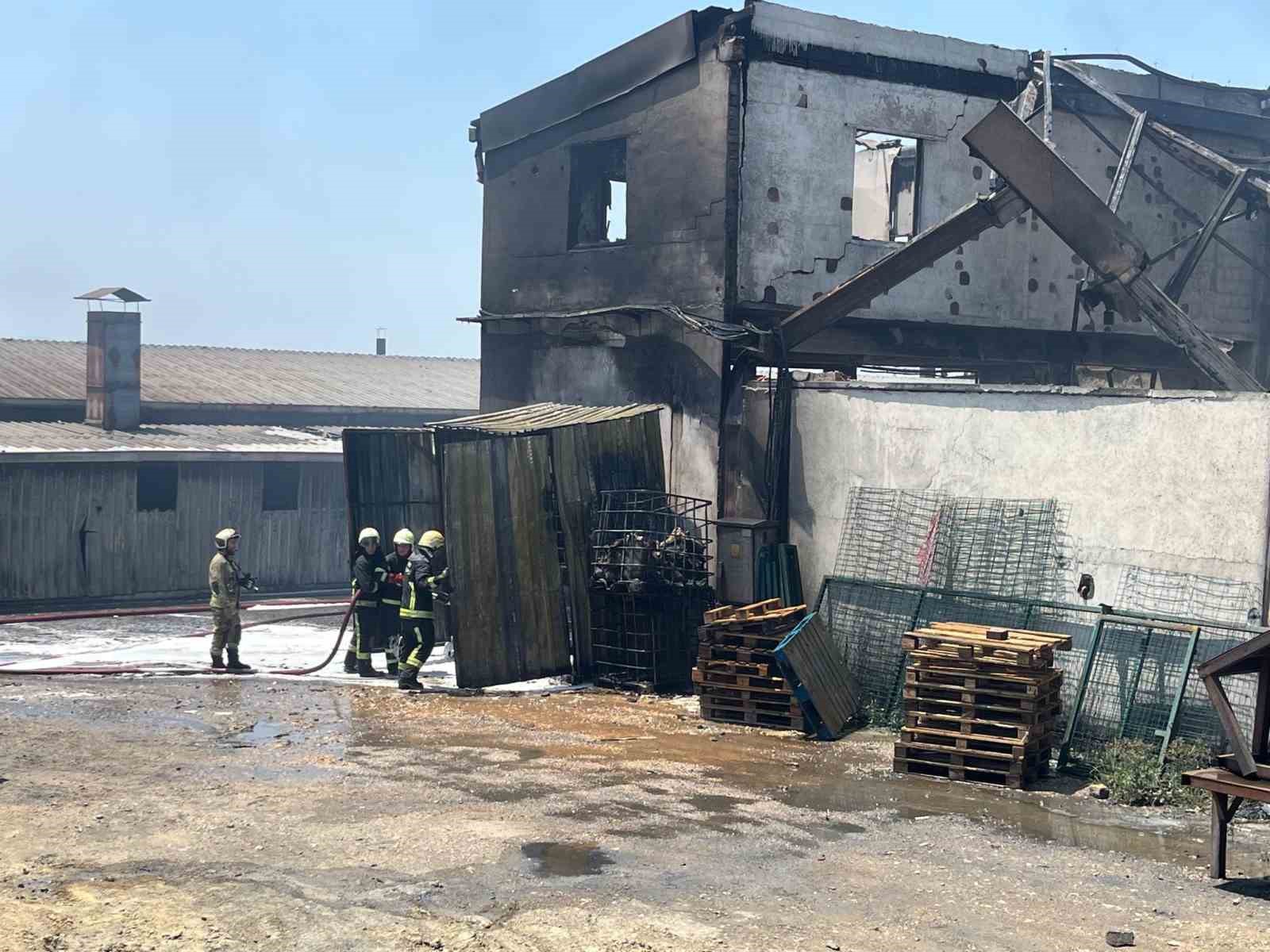 Bursa’da boya fabrikasında yangın: 2 yaralı