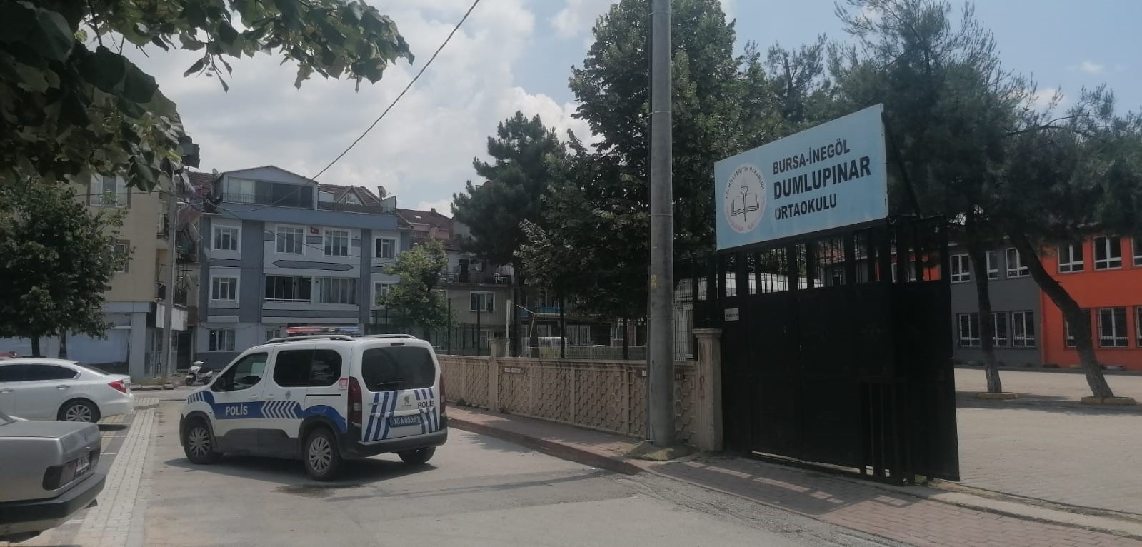 Okulun bahçesindeki ıhlamur ağacından düştü