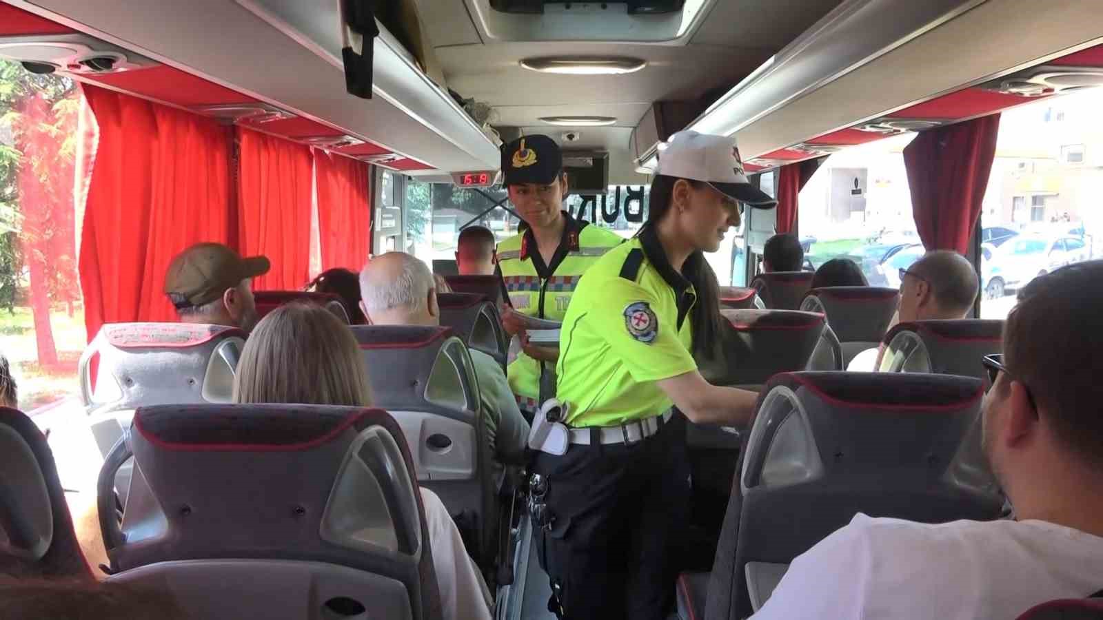 Bursa’da bayram tatiline çıkan yolcuları İl Jandarma Komutanı ve İl Emniyet Müdürü uğurladı