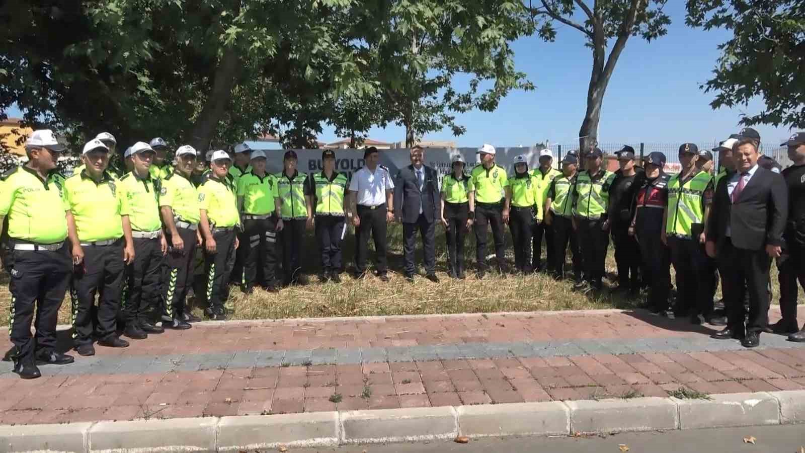 Bursa’da bayram tatiline çıkan yolcuları İl Jandarma Komutanı ve İl Emniyet Müdürü uğurladı