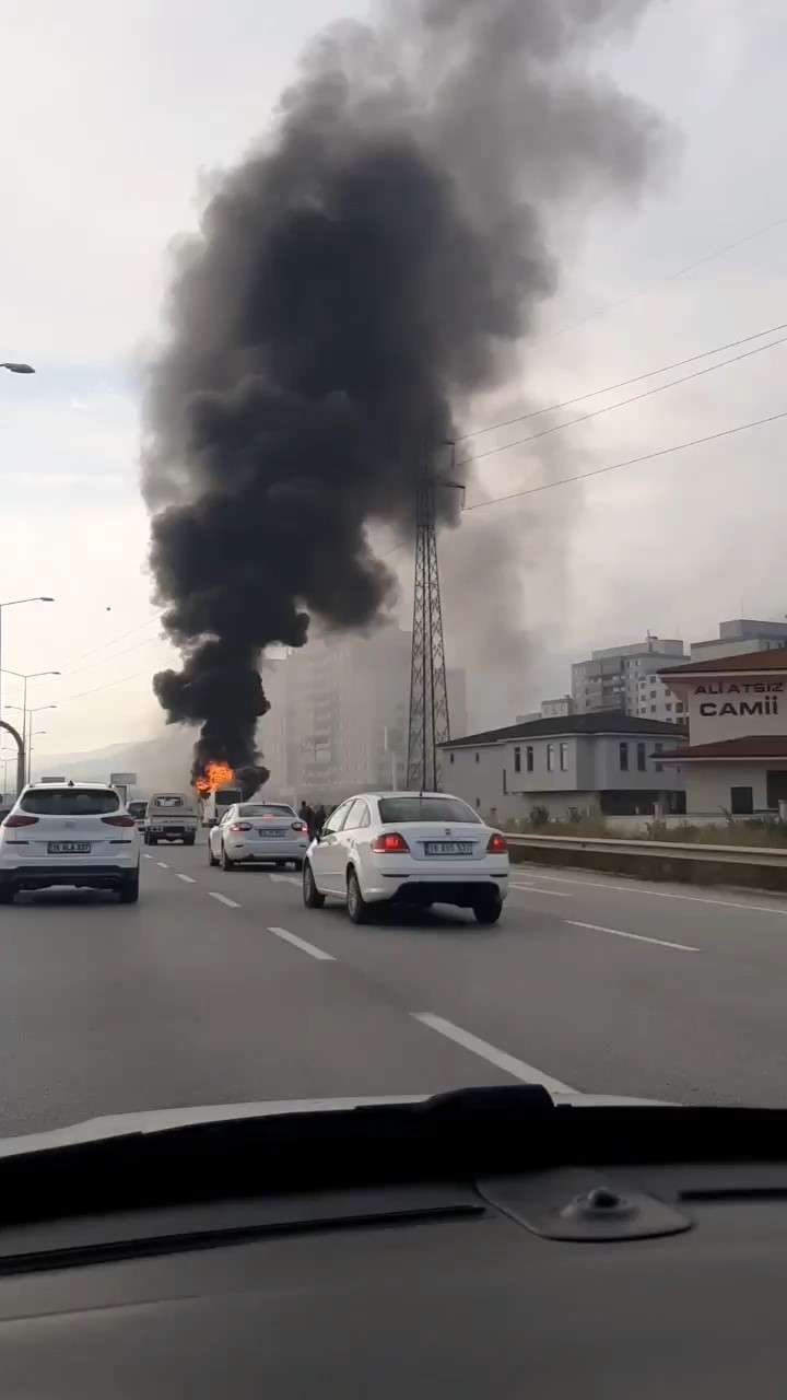 Bursa’da servis midibüsü alev alev yandı