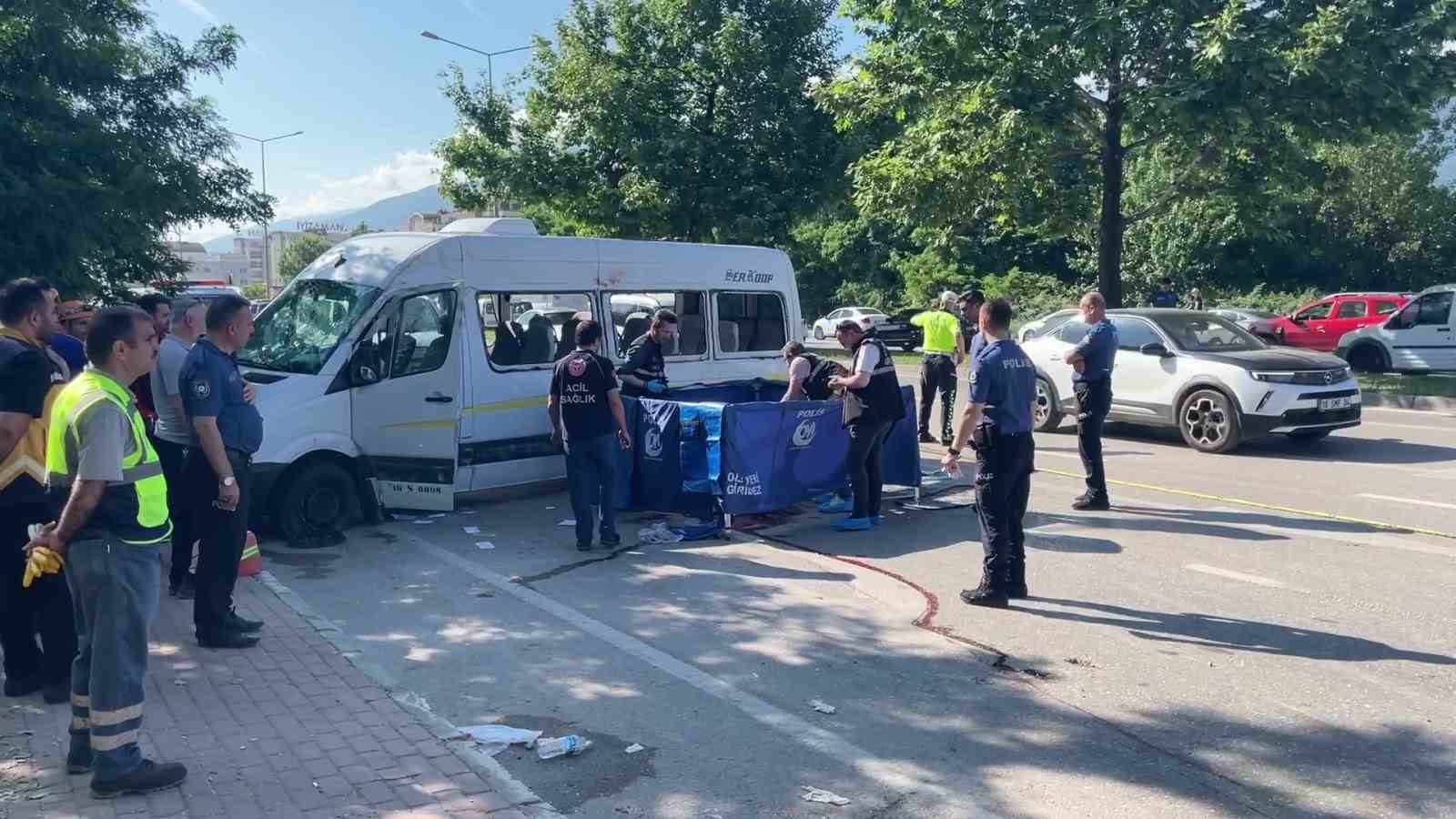 Bursa’da işçi servisi ile otomobilin çarpıştığı kazada ölü sayısı 2’ye yükseldi