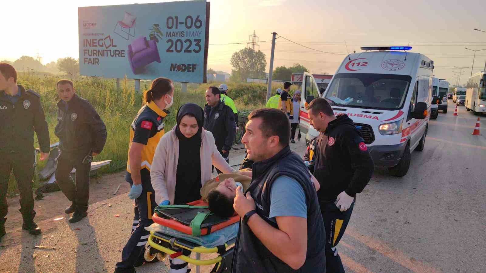 Sporcuları taşıyan minibüs hafriyat kamyonuna çarptı: 1 ölü, 16 yaralı