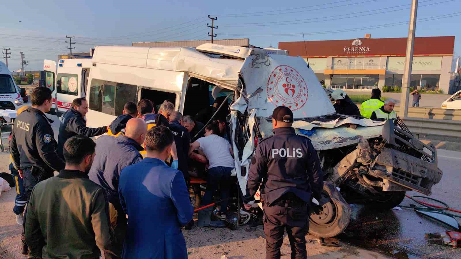 Sporcuları taşıyan minibüs hafriyat kamyonuna çarptı: 1 ölü, 16 yaralı