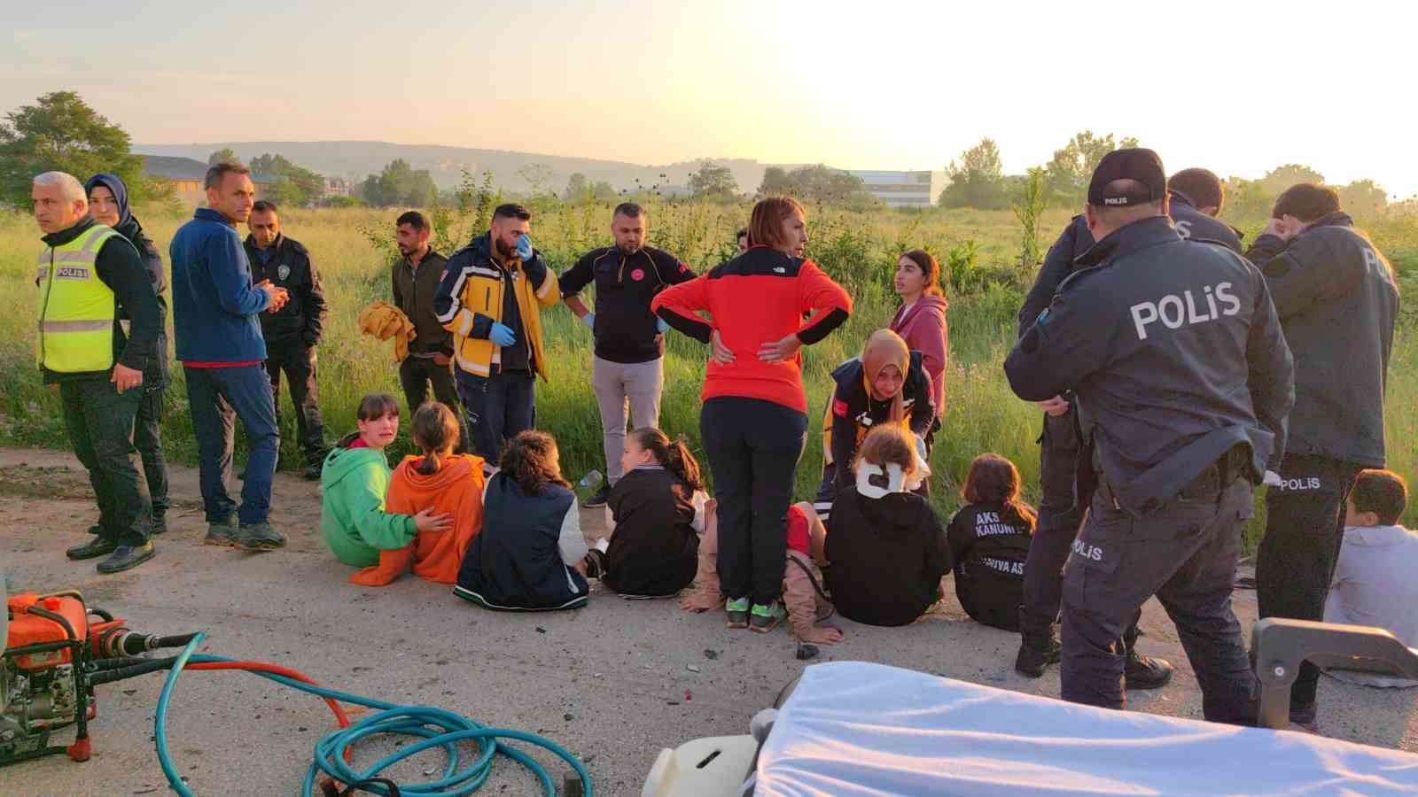 Sporcuları taşıyan minibüs hafriyat kamyonuna çarptı: 1 ölü, 16 yaralı