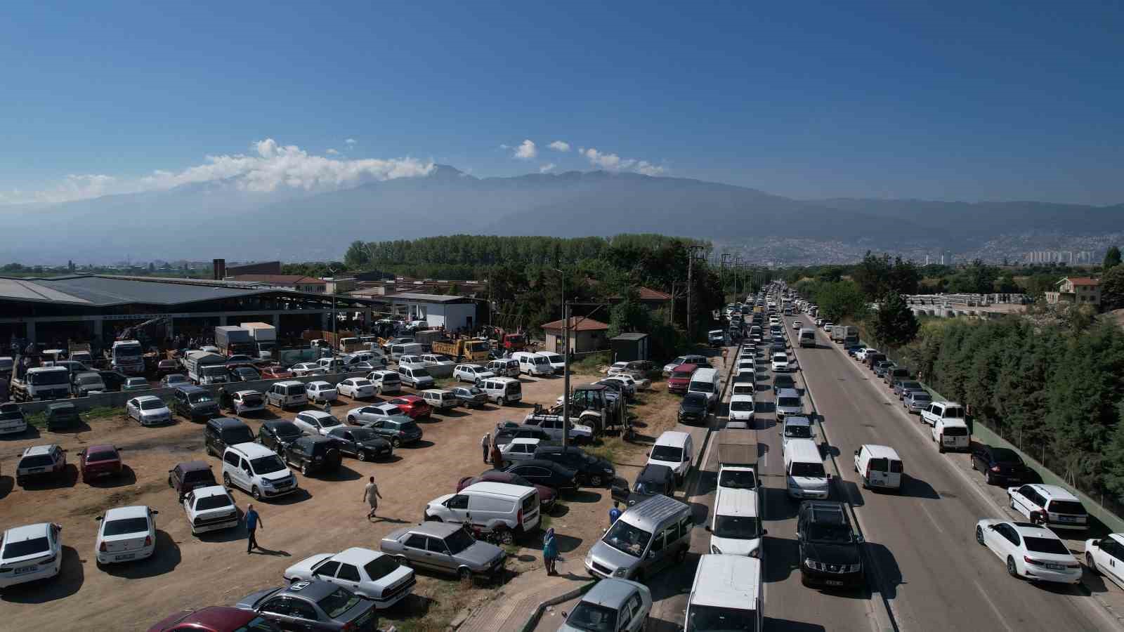 Kurbanlığı ayaklarından tutup çocuk gibi yürüttüler