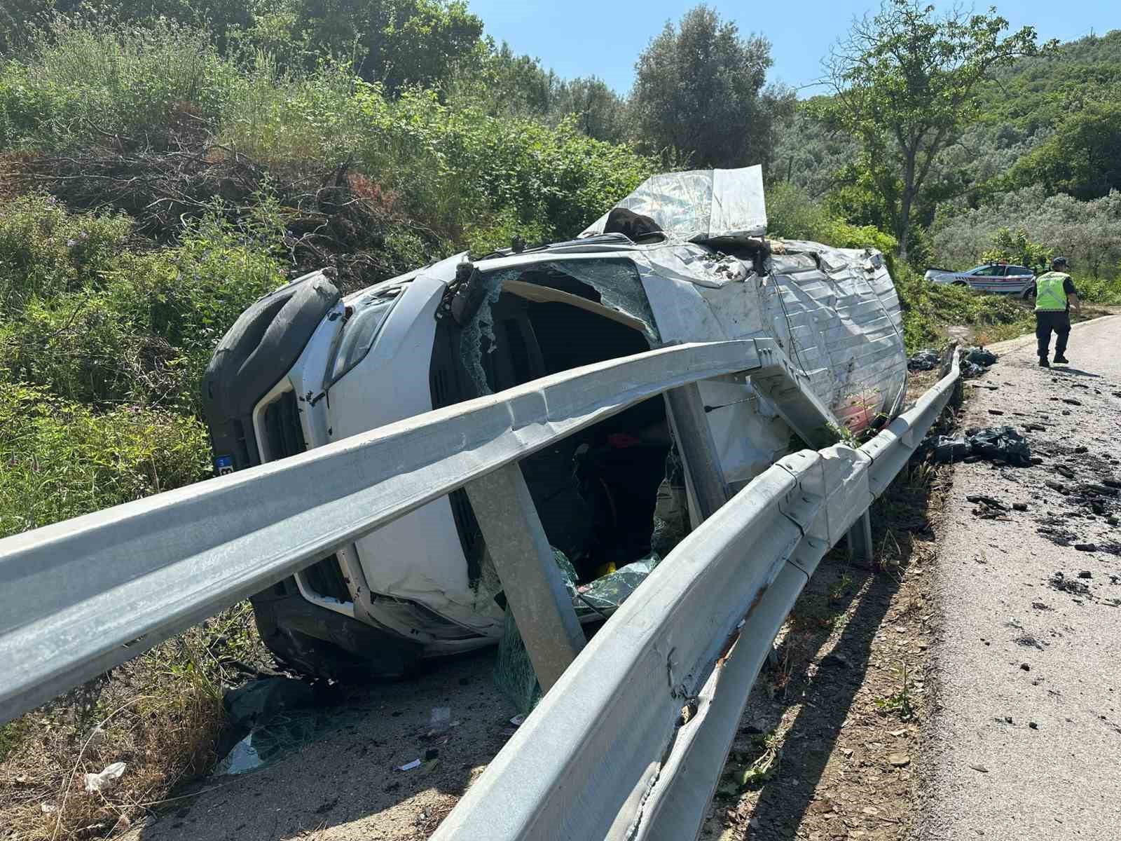 Kömür yüklü kamyonet virajı alamadı: 1 yaralı