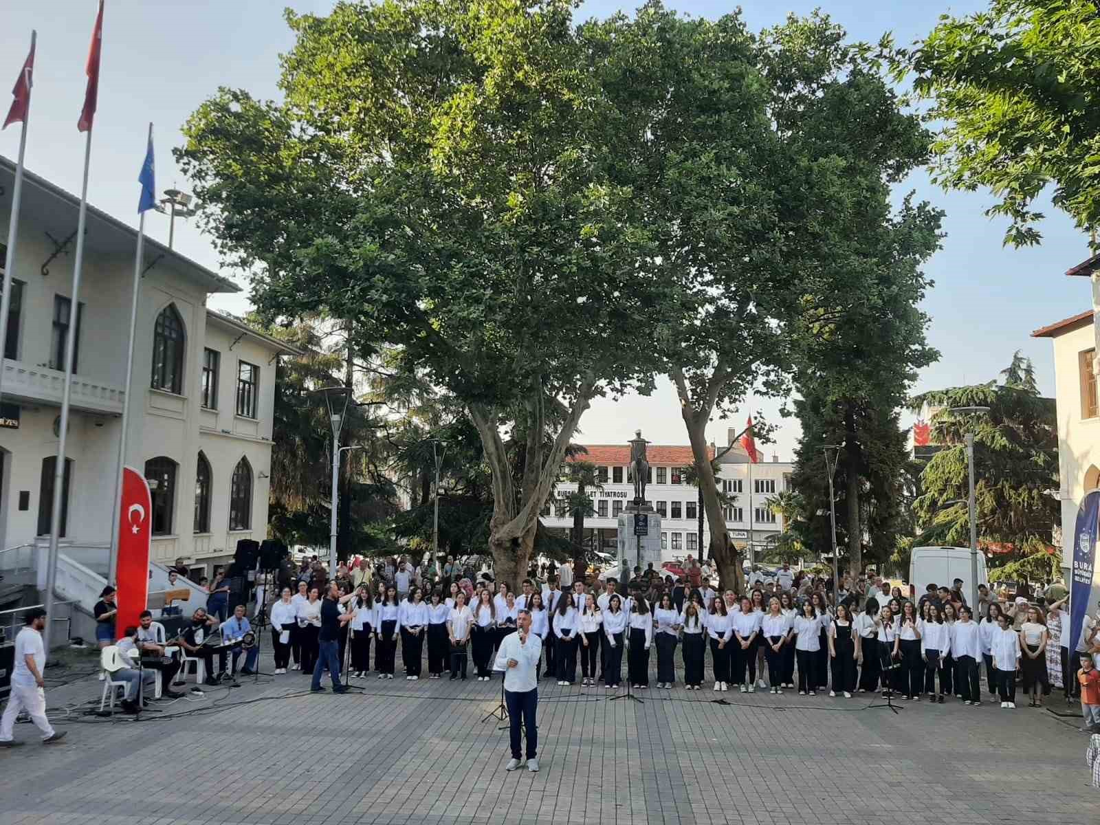 Sahne, ‘adam olacak’ çocukların