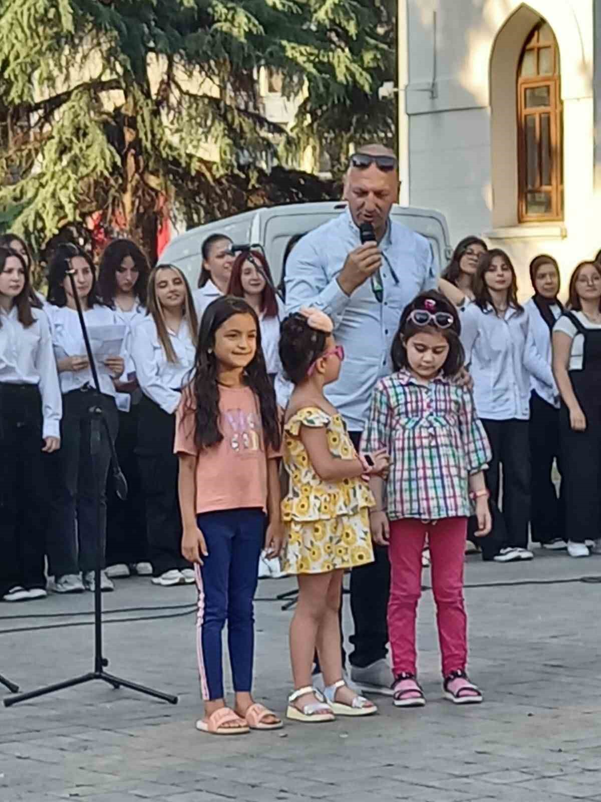 Sahne, ‘adam olacak’ çocukların