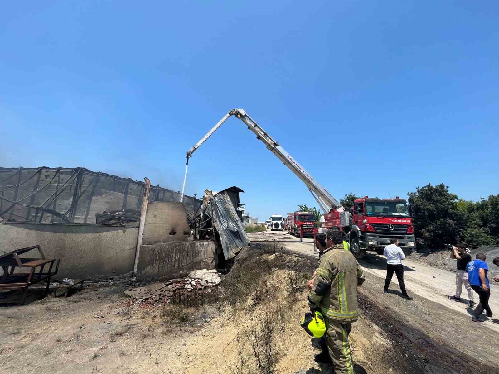 Bursa’da boya fabrikasında yangın çıktı: 2 yaralı