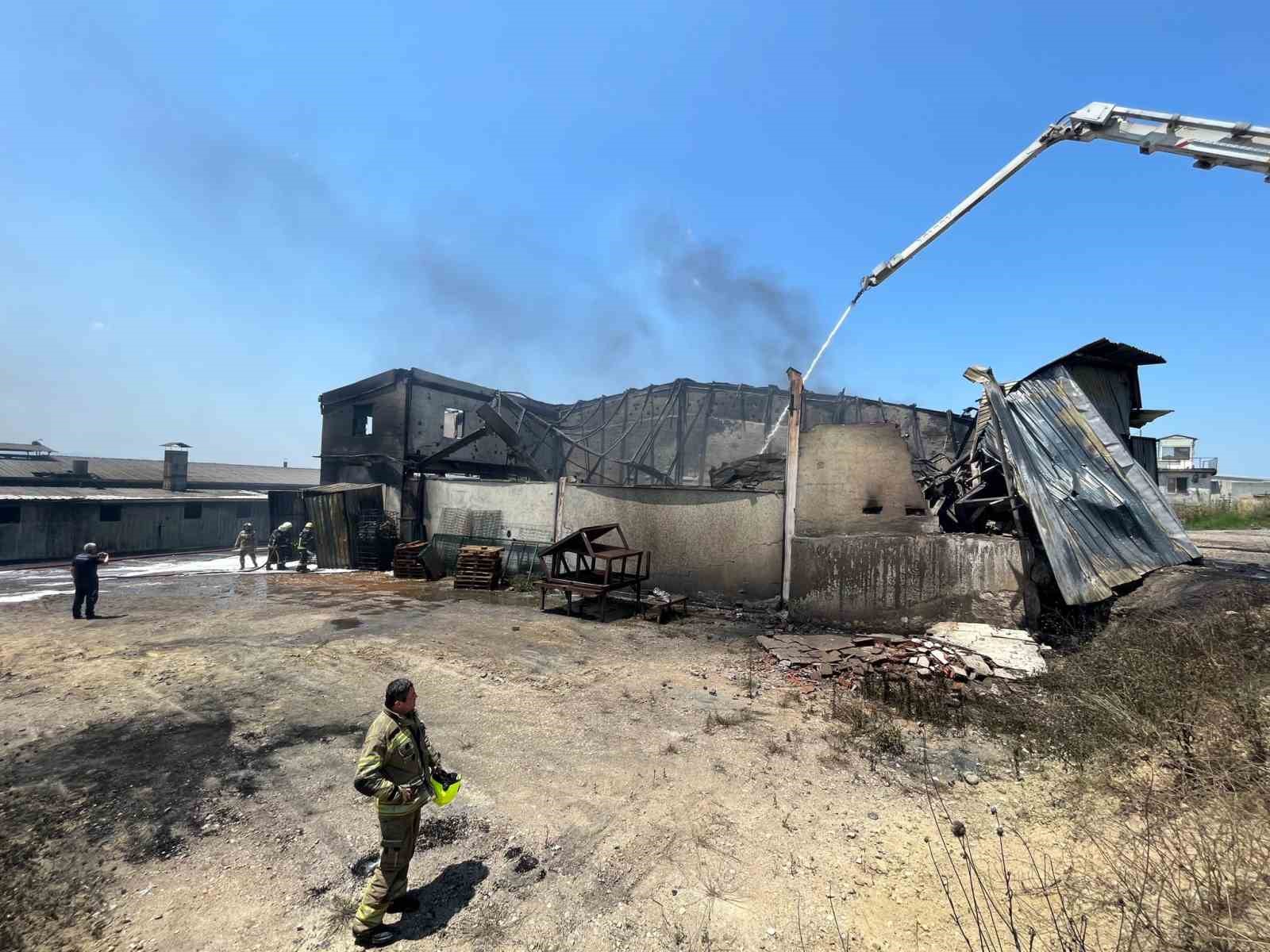 Bursa’da boya fabrikasında yangın çıktı: 2 yaralı