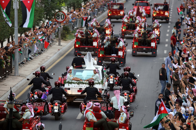 Ürdün Veliaht Prensi Al Hussein bin Abdullah ile Rajwa Al Seif evlendi! İşte göz kamaştıran düğünden kareler