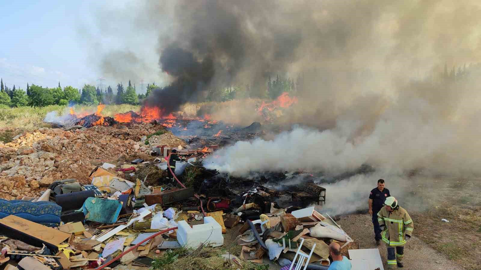 Ralli pistindeki molozlar alev aldı