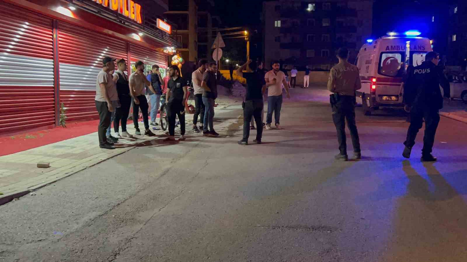 Kavgayı ayırmaya gelen polislere saldırı: 2’si polis 3 yaralı