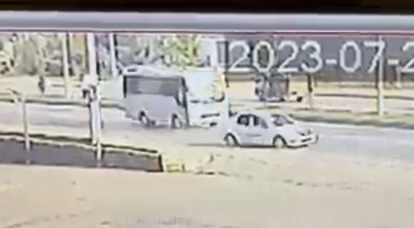 Servis otobüsü ile otomobil çarpıştı, 1 kişi yaralandı: Kaza anı kamerada