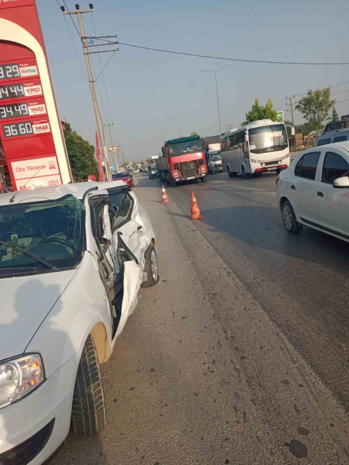 Servis otobüsü ile otomobil çarpıştı, 1 kişi yaralandı: Kaza anı kamerada