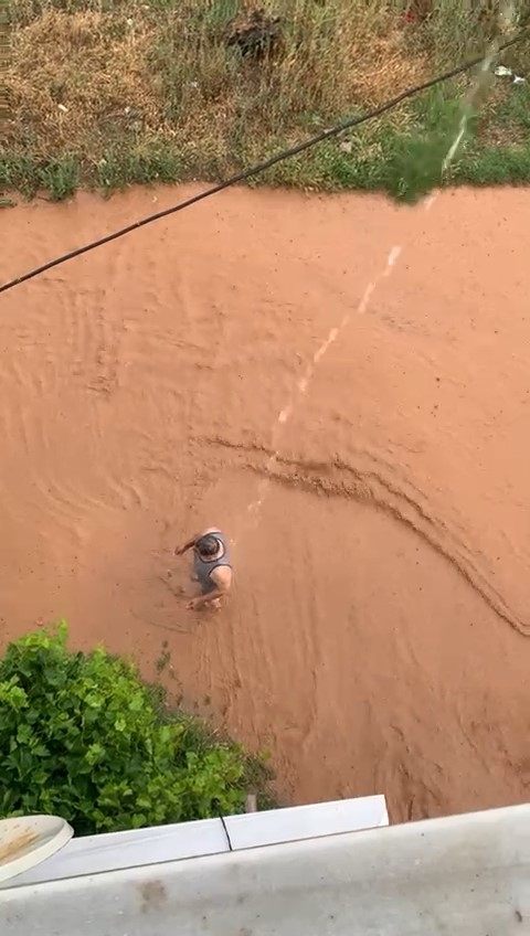 Sel sularında böyle yıkandı