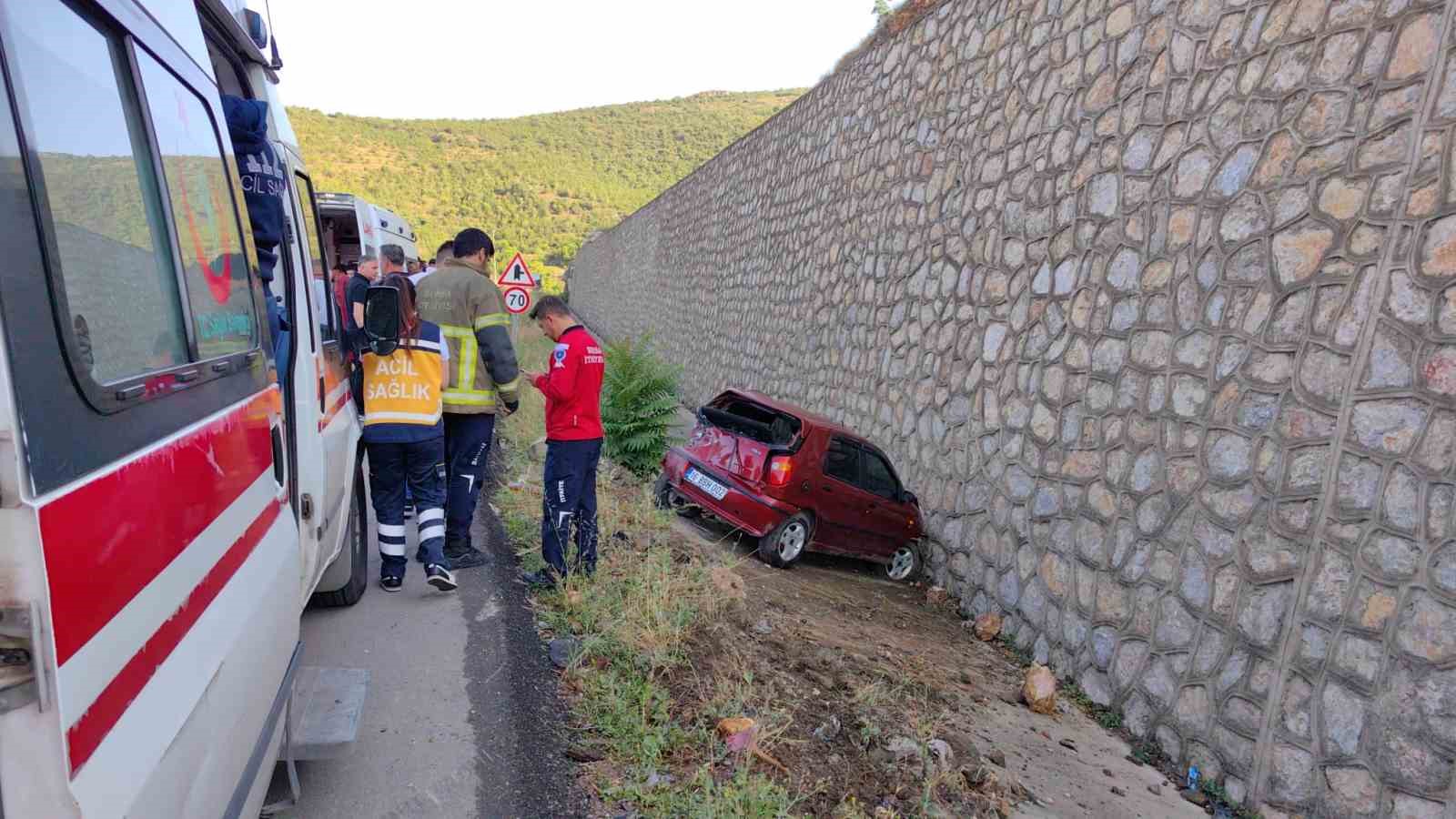 Servis minibüsü otomobile çarptı: 4 yaralı