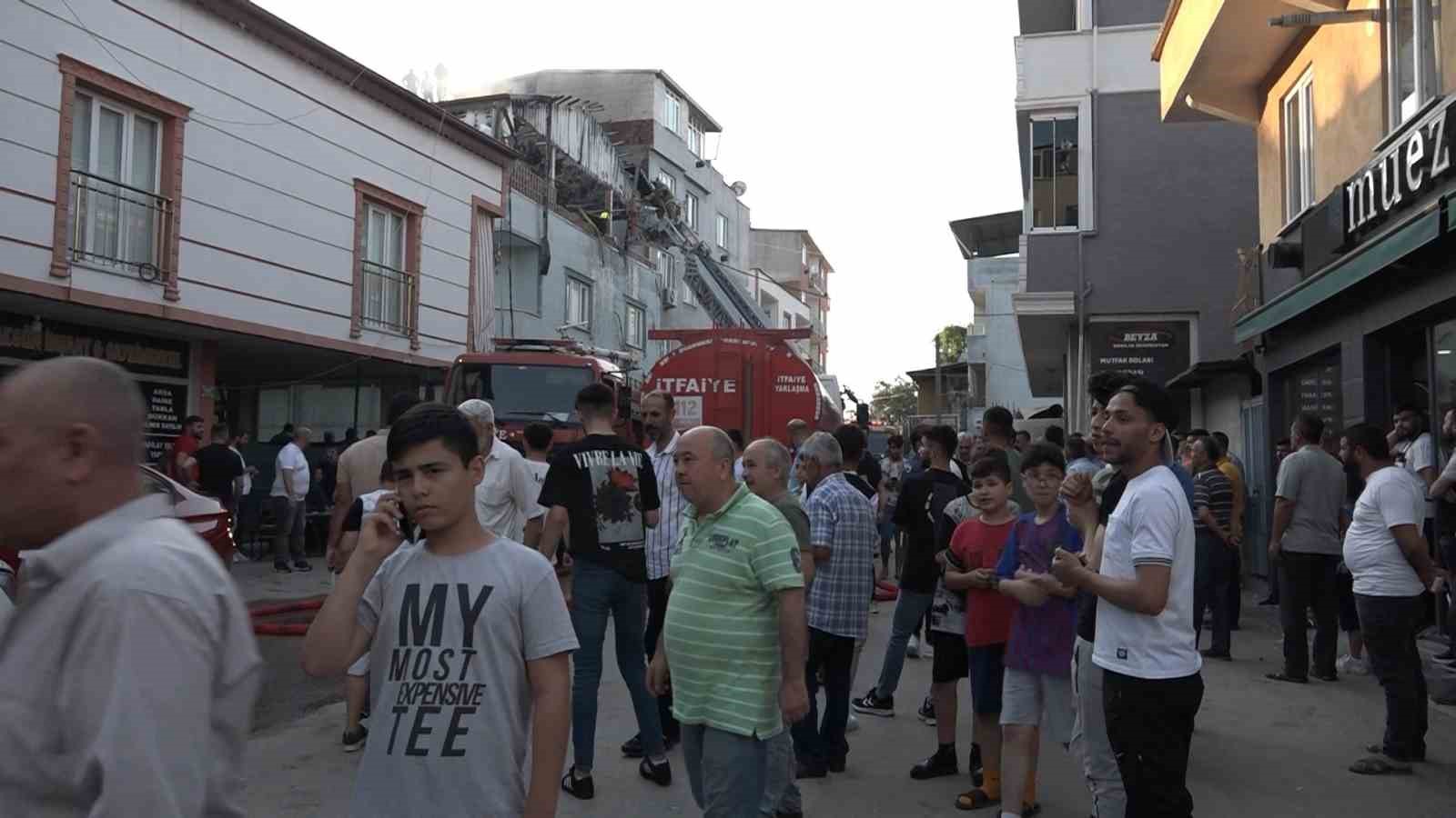 Çatı alev alev yandı, mahallelinin izlemesi dikkatlerden kaçmadı