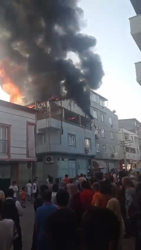 Çatı alev alev yandı, mahallelinin izlemesi dikkatlerden kaçmadı