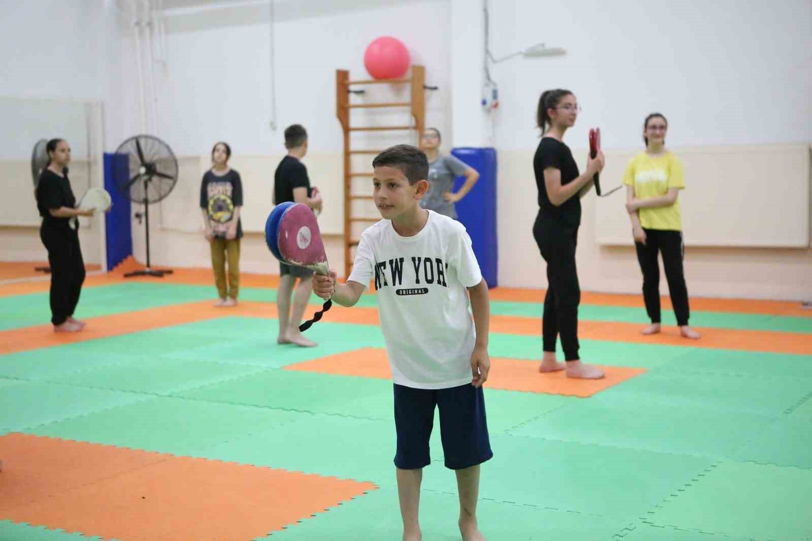 Çocuklara sporla iç içe tatil