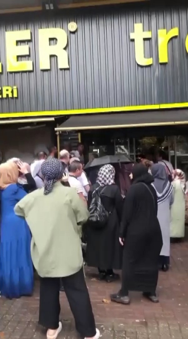 Bursa’da alışveriş çılgınlığı: Sağanak yağışa aldırmadan sıraya girdiler