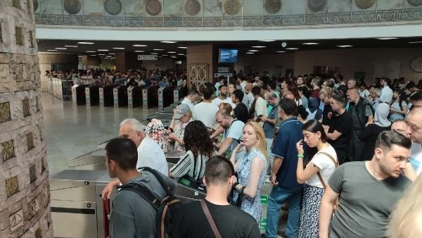 Marmaray'da intihar! 15 yaşındaki genç kız raylara atladı