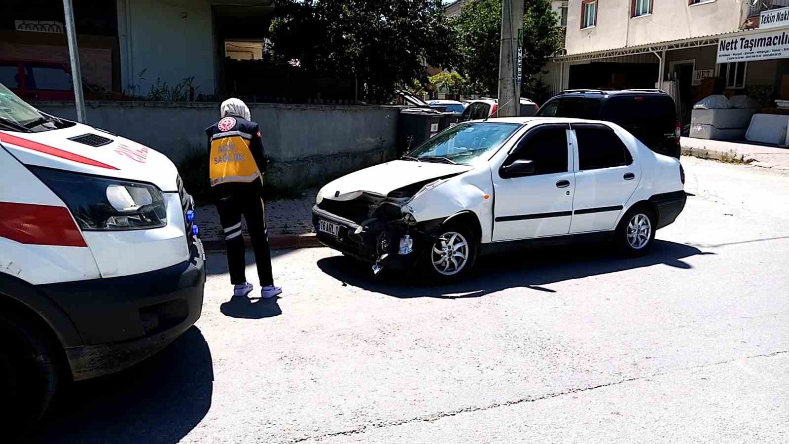 Otomobillerin kafa kafaya çarpıştığı kaza kamerada