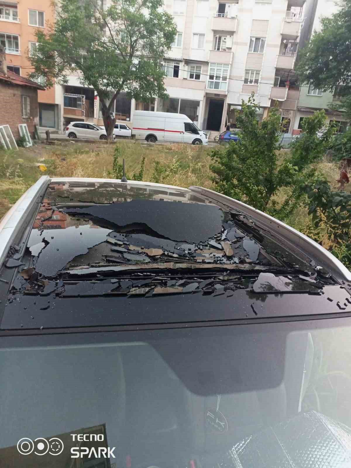 Apartmandan atılan kemik parçası otomobilin üzerine düştü