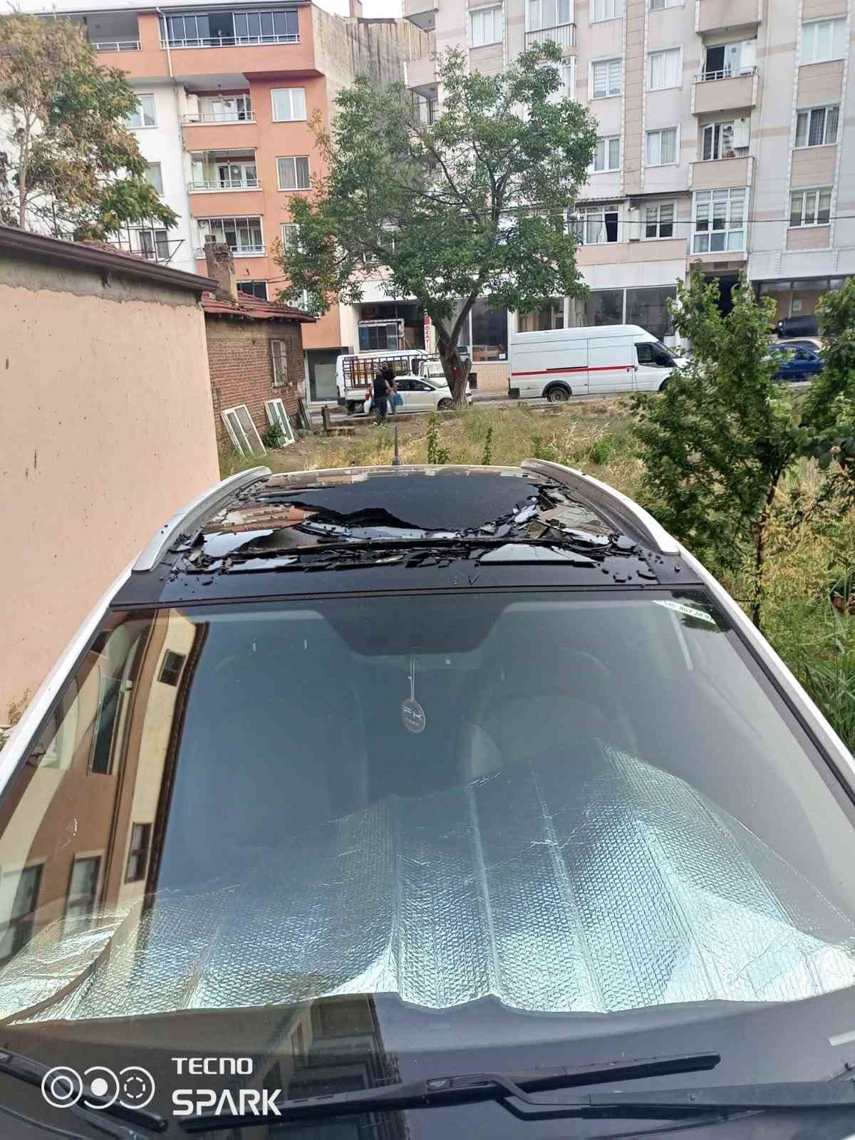 Apartmandan atılan kemik parçası otomobilin üzerine düştü