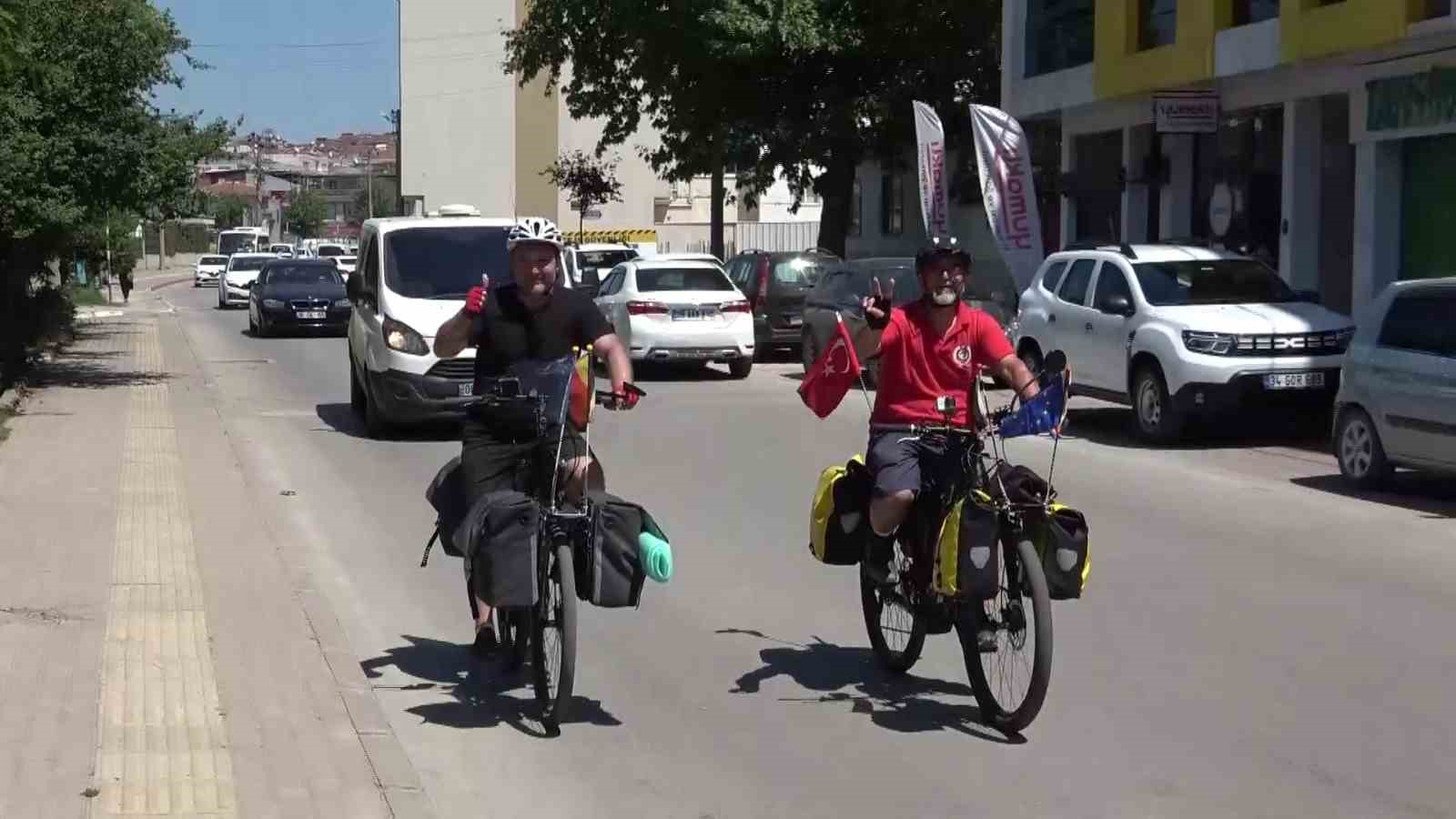 (Özel) Belçika’dan Türkiye’deki baba ocağına bisikletle geldiler