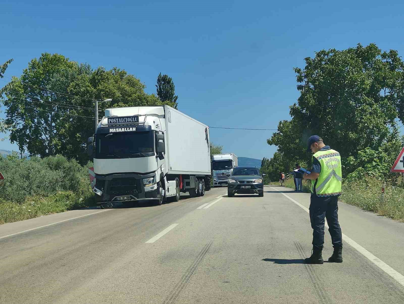 Tır motosiklete çarptı: 2 ağır yaralı