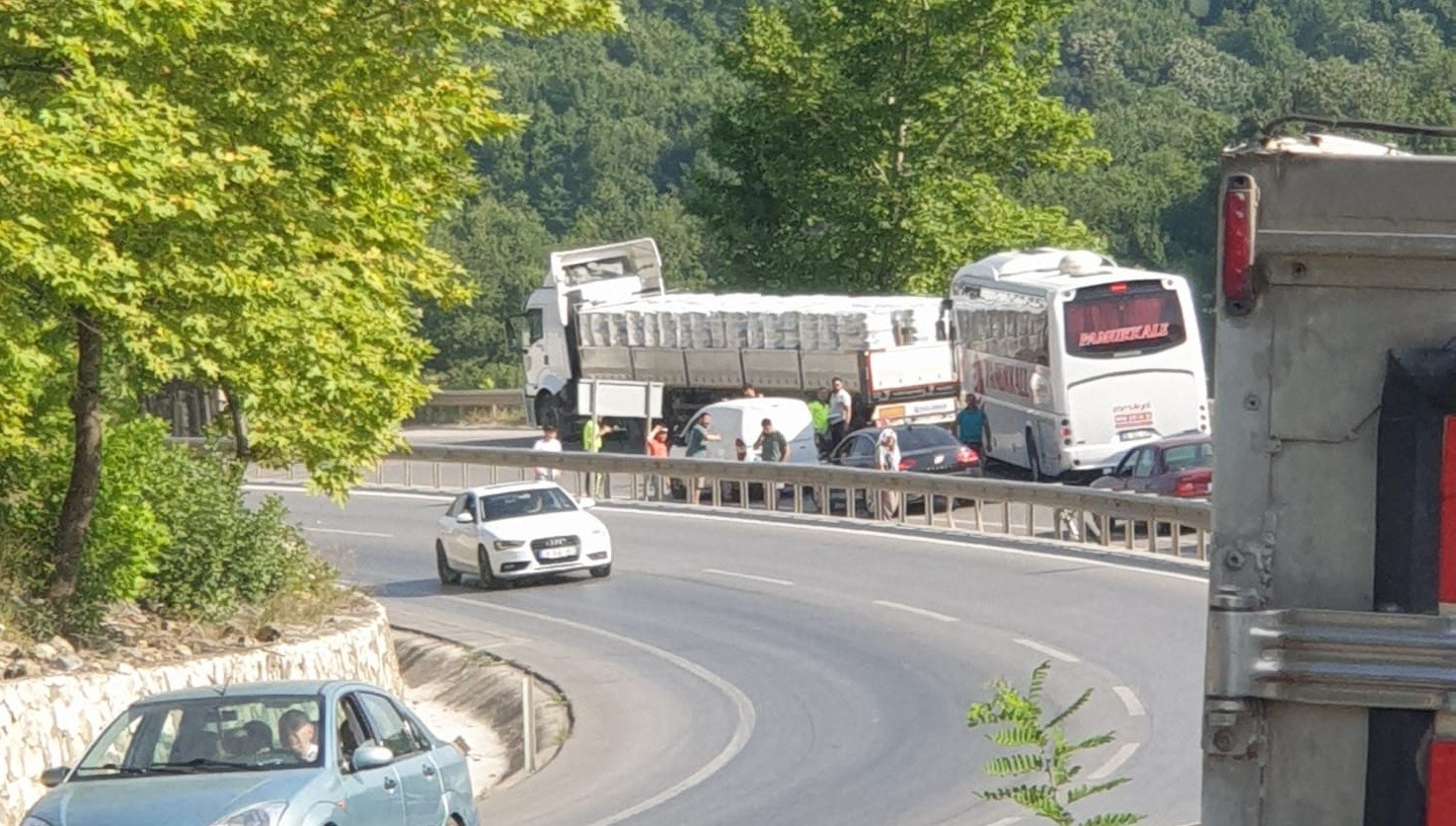 Kaza sebebiyle yol kapandı, sınava adaylar yürüyerek gitti