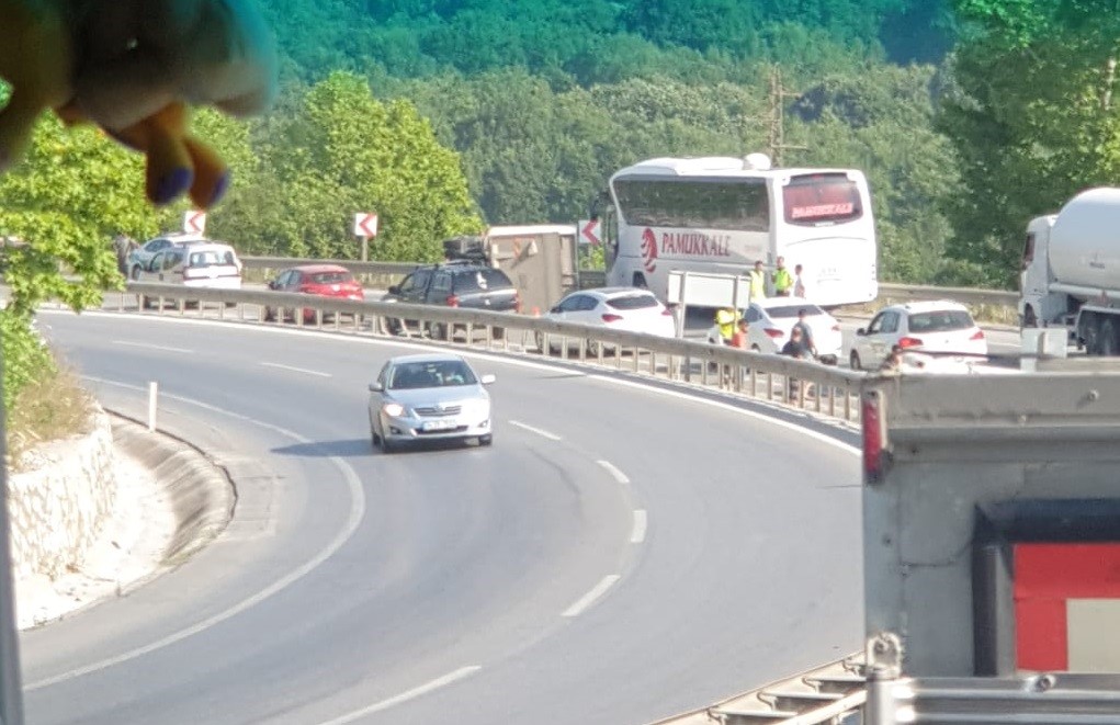 Kaza sebebiyle yol kapandı, sınava adaylar yürüyerek gitti