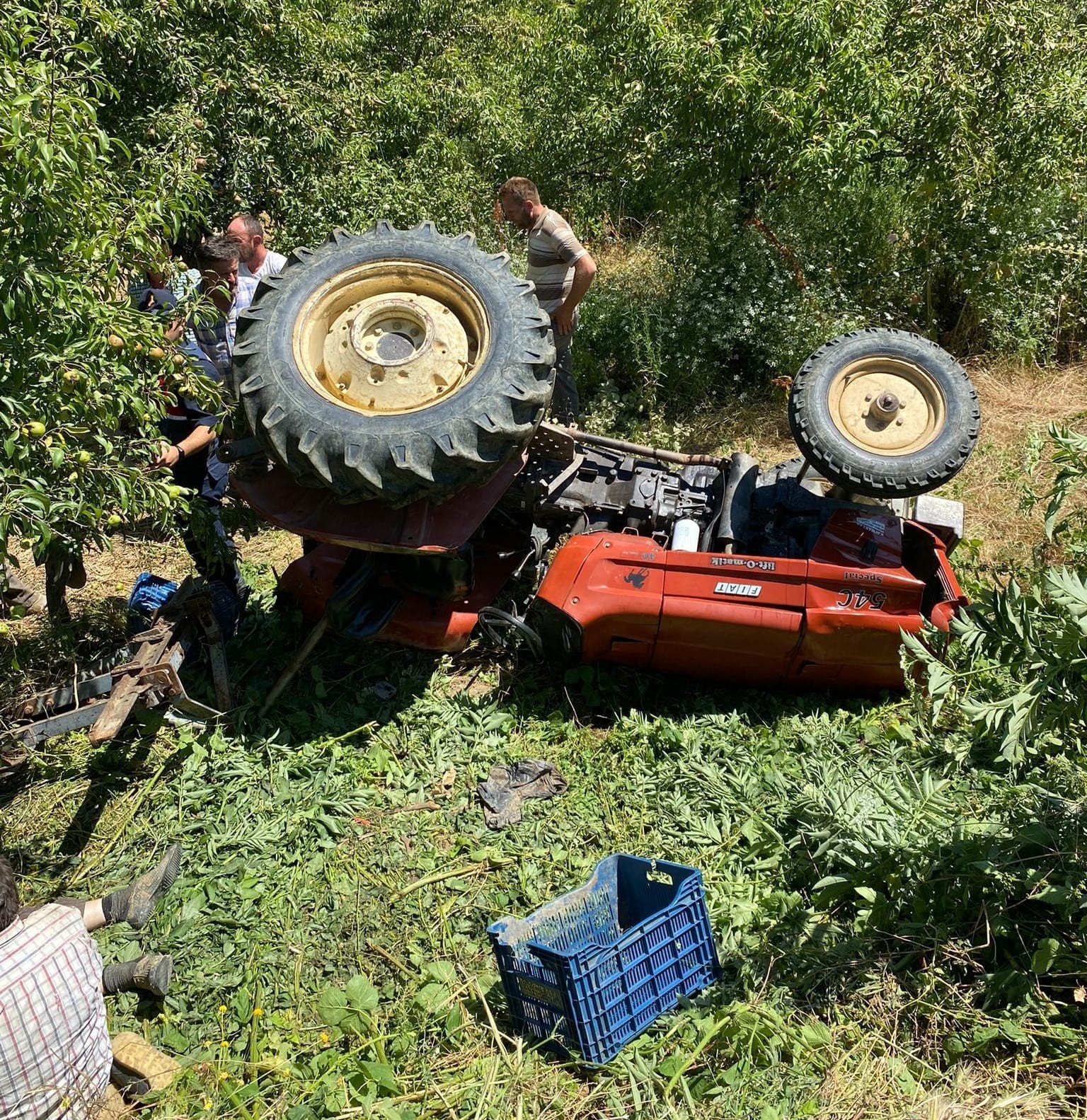 Devrilen traktörün altında kalan sürücü hayatını kaybetti