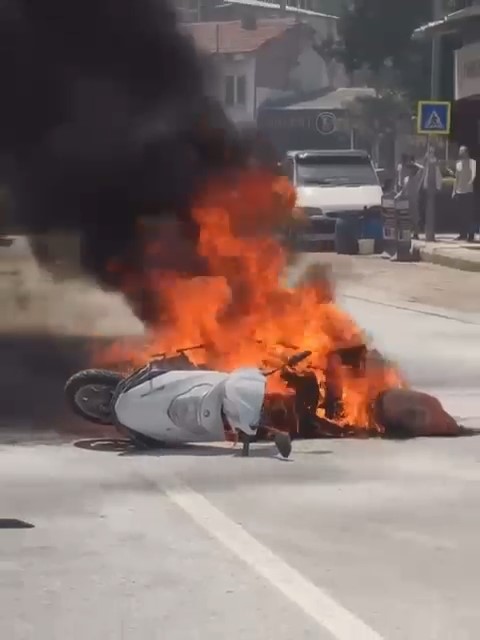 Bursa’da kuryenin motosikleti alev topuna döndü