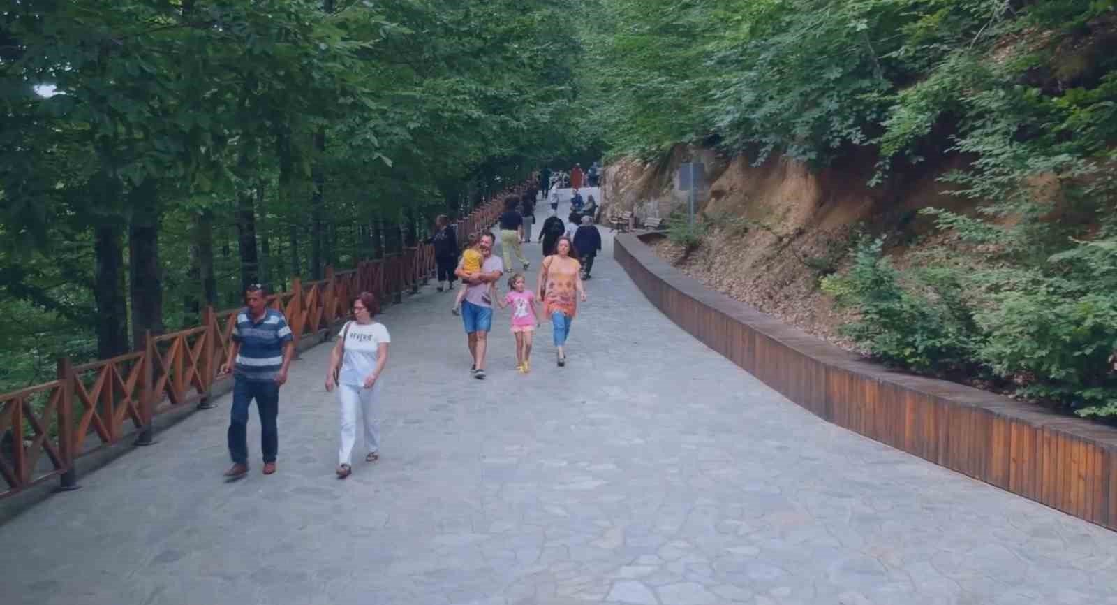 Suuçtu Şelalesi ziyaretçi akınına uğradı